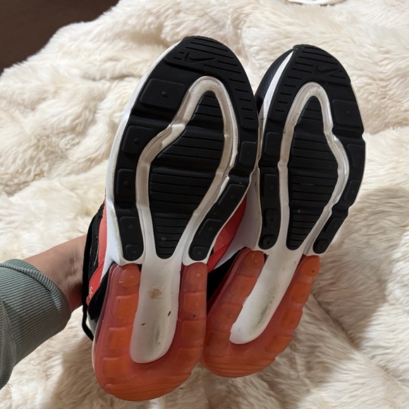 Nike Air Max 270 Black and Coral Sneakers NEW - Picture 5 of 9